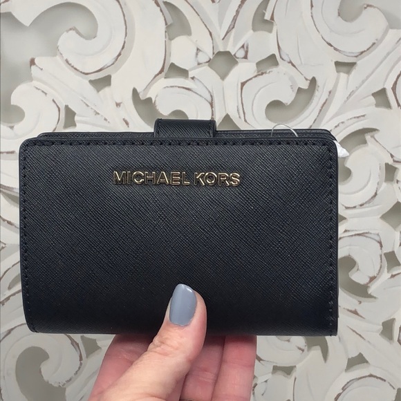 Michael Kors Handbags - NWT Michael Kors Kors bifold zip coin wallet